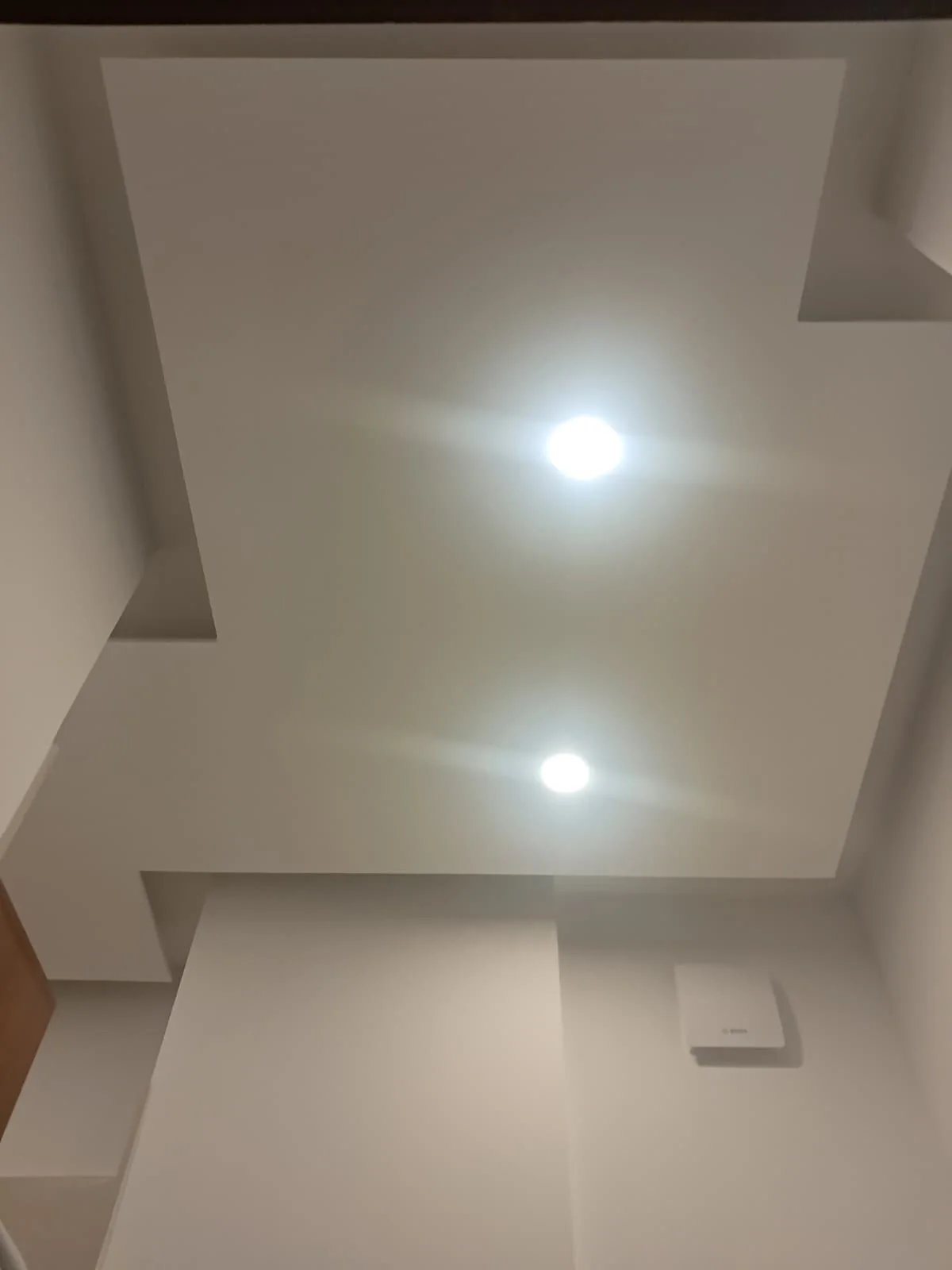 Fertige abgehängte Decke mit integrierten Einbauspots