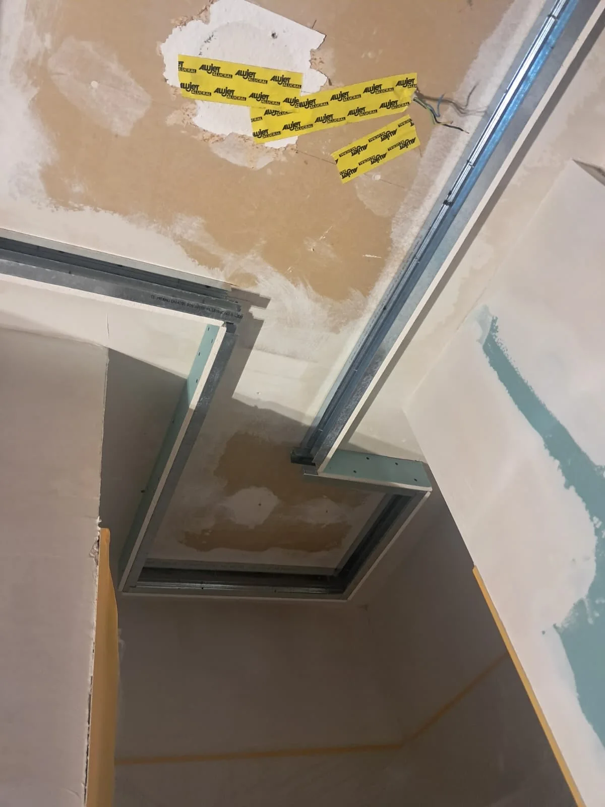 Trockenbaudecke mit verspachtelten Fugen und Deckenausschnitt