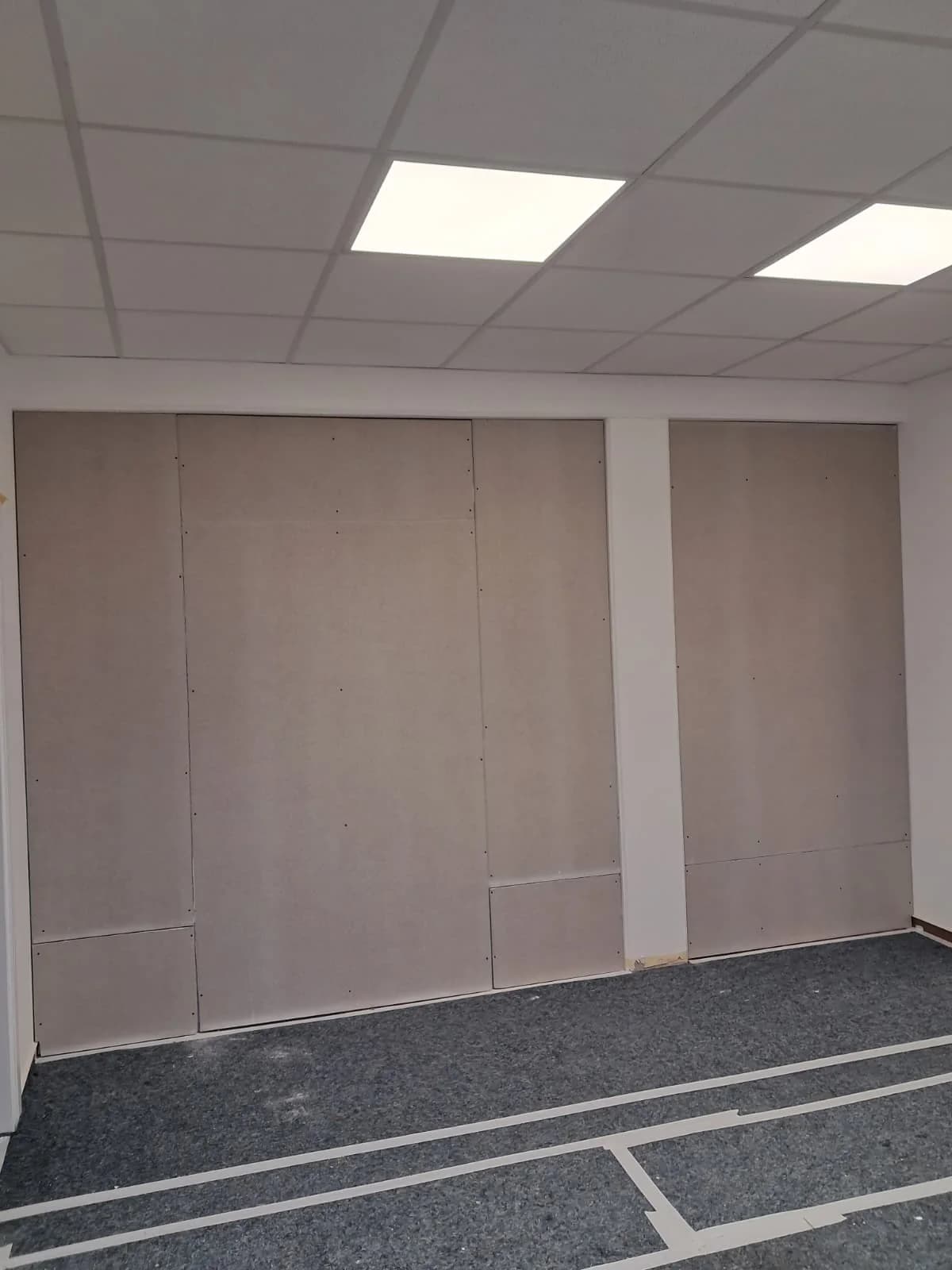 Fertig verkleidete Trennwand in einem Bürobereich