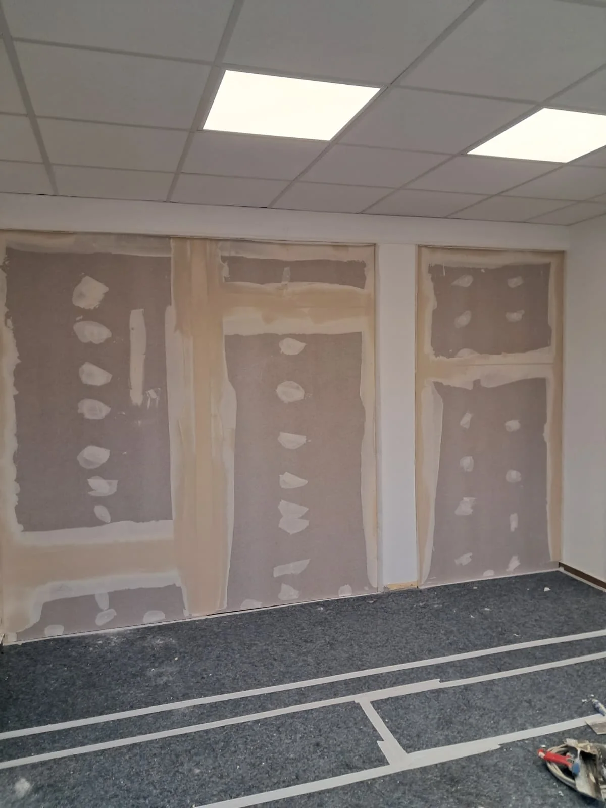 Beplankte und verspachtelte Trockenbauwand während der Montage