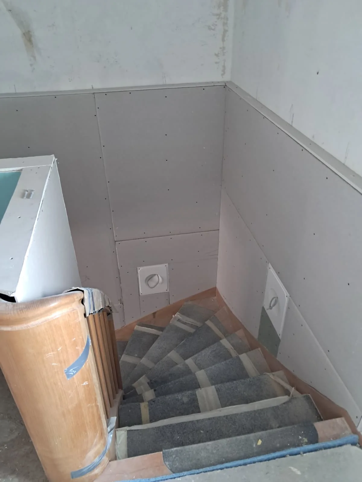 Sauber verkleideter Treppenbereich nach dem Innenausbau