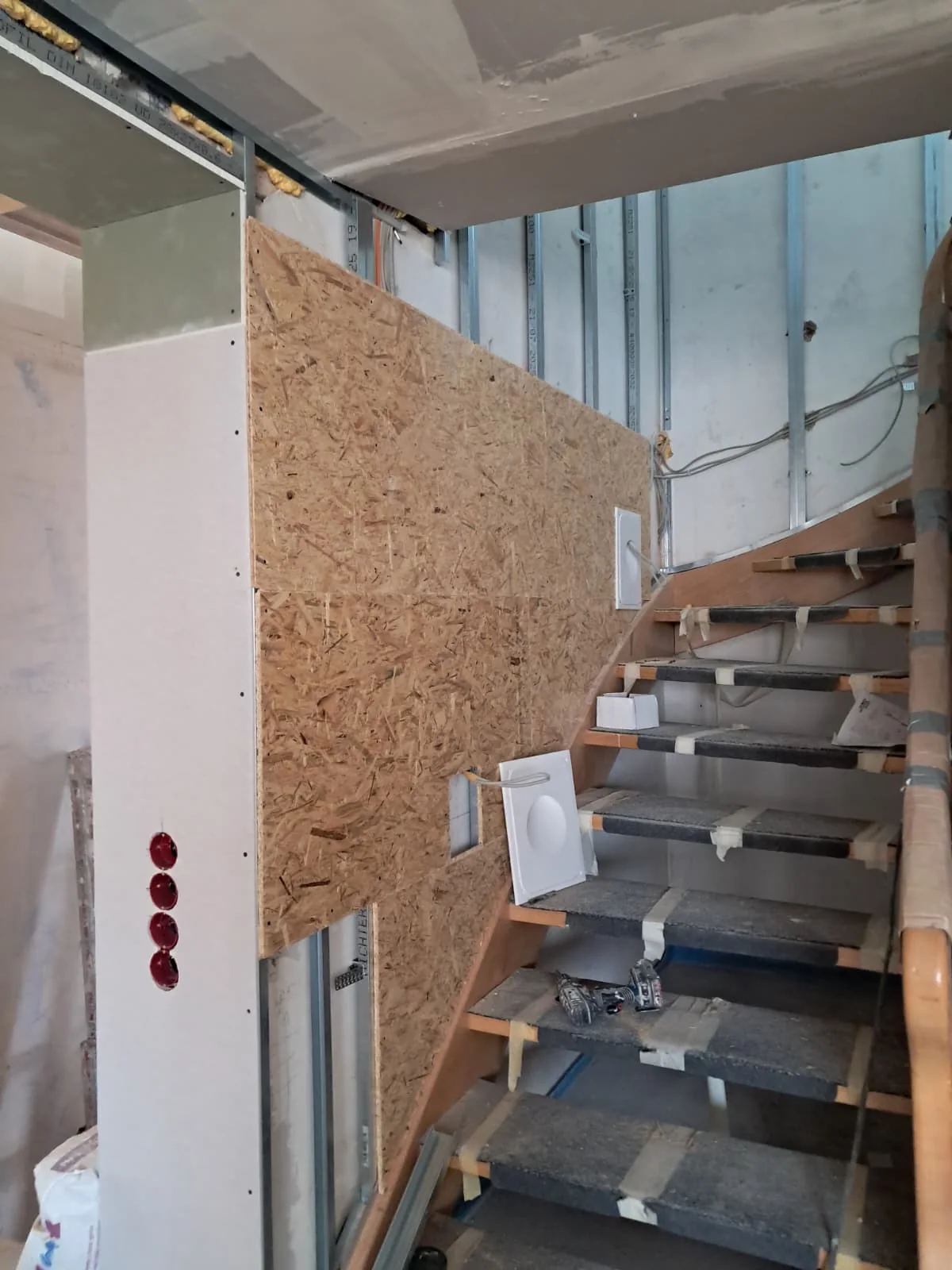 Treppenbereich mit vorbereiteter OSB-Verkleidung