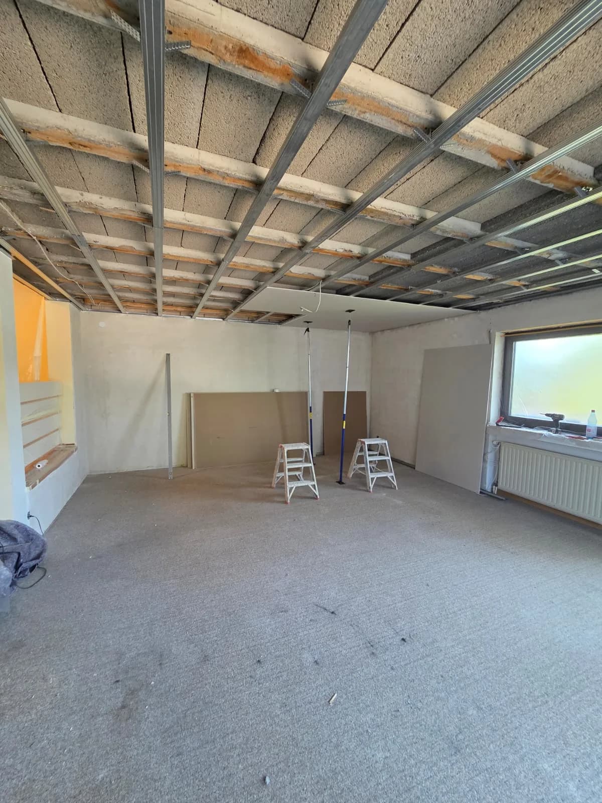Wohnraum während der Trockenbauarbeiten an Decke und Wänden