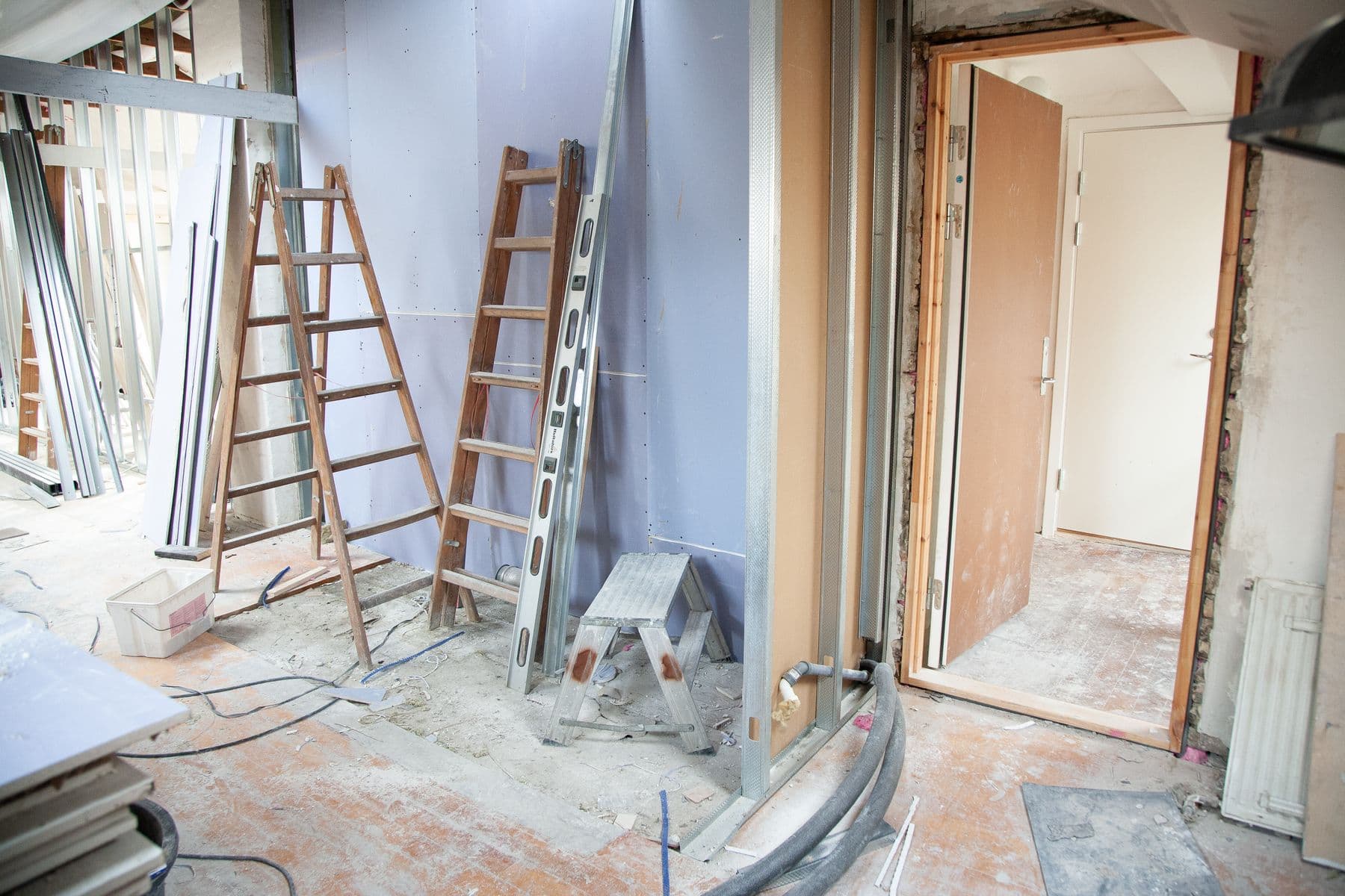 Innenraum im Umbau mit Metallprofilen und montierten Gipskartonplatten