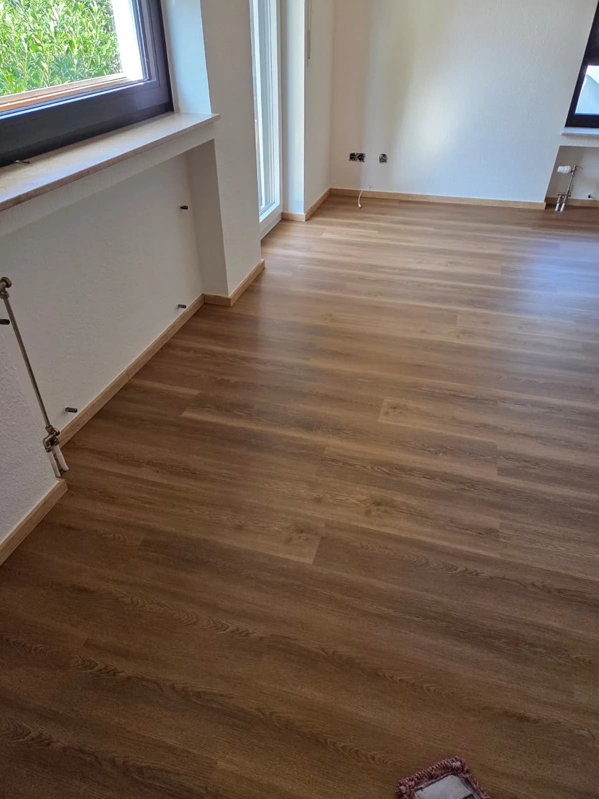 Neu verlegter Bodenbelag mit sauberen Wandanschlüssen