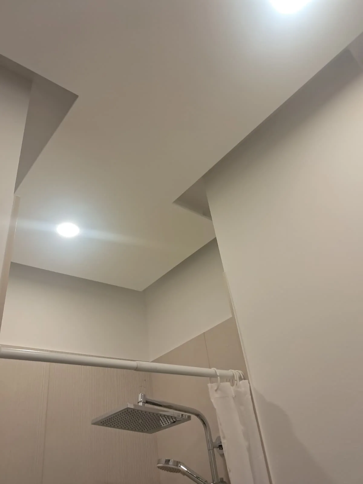 Fertig ausgebauter Deckenbereich mit integrierter Beleuchtung
