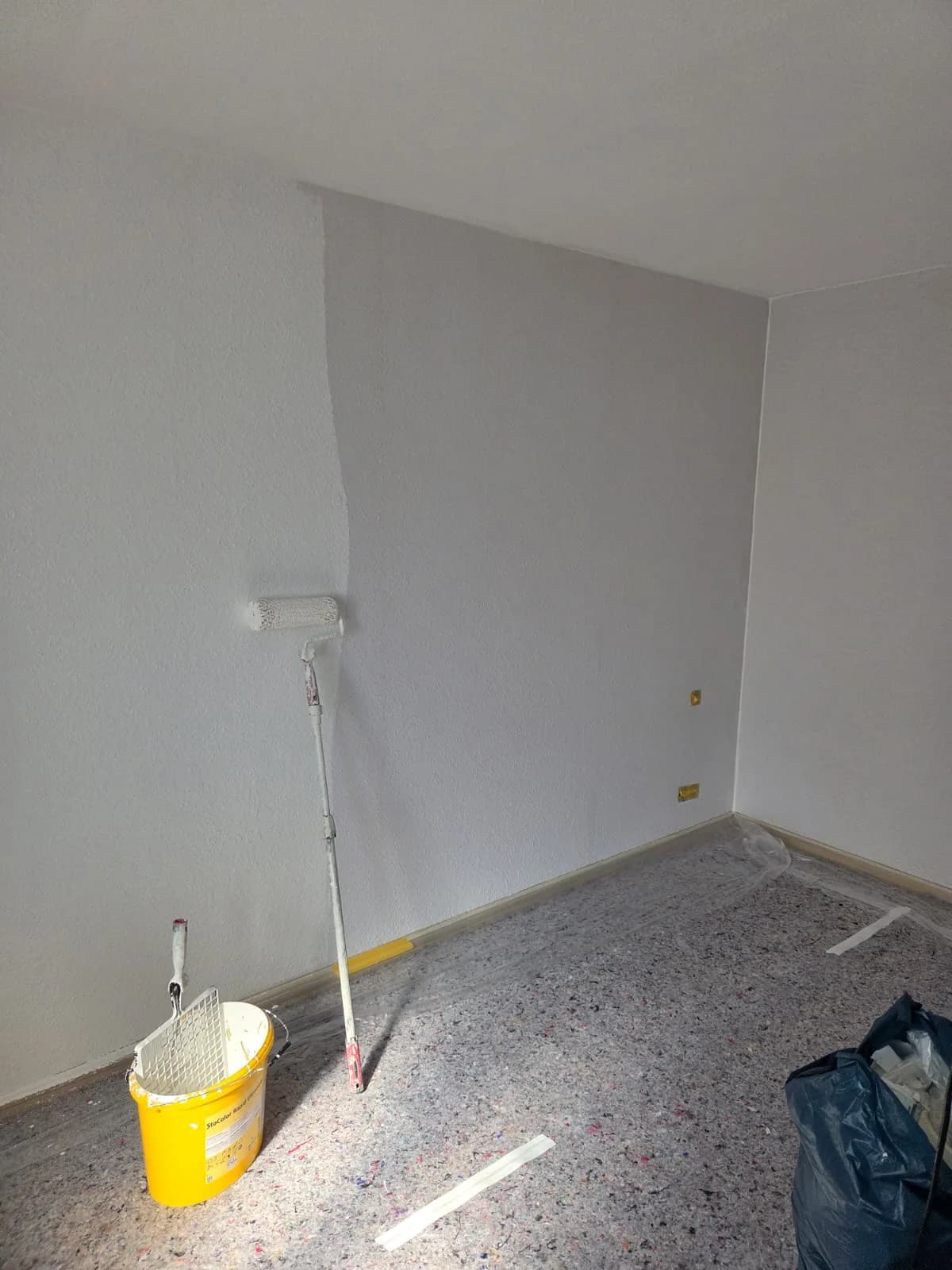 Innenwand während eines gleichmäßigen weißen Anstrichs