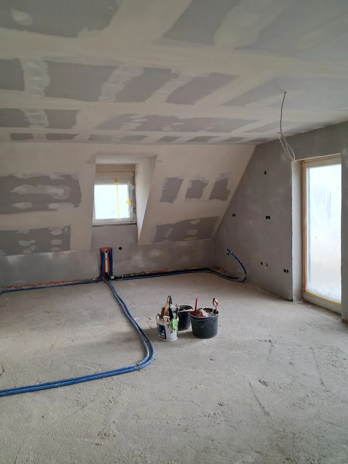 Verspachtelte Wand- und Deckenflächen in einem Dachgeschoss