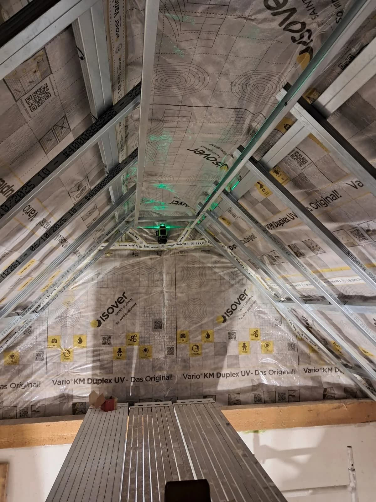 Metallständerwerk und Dampfbremse in einem Dachgeschoss