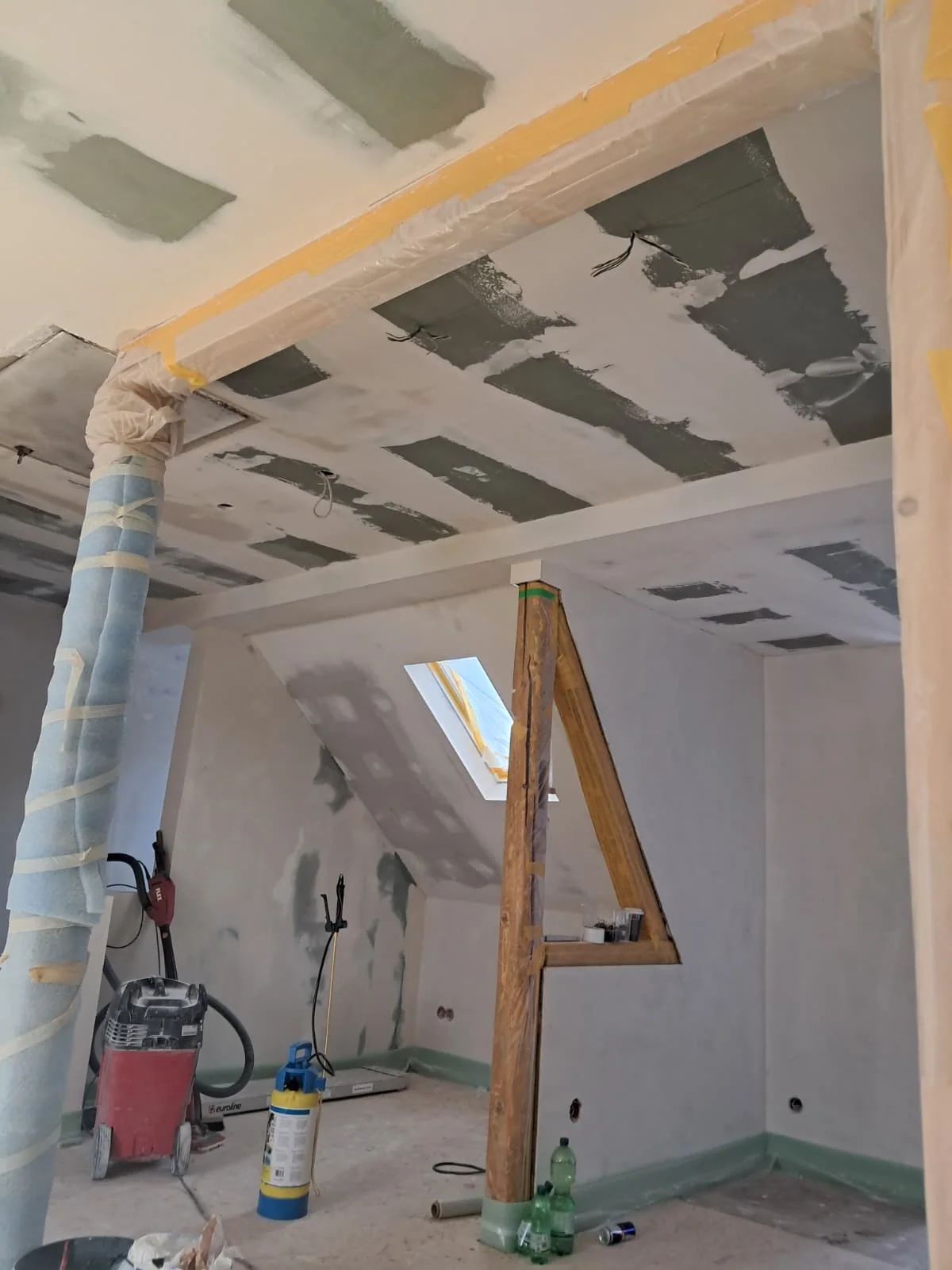 Verspachtelte Trockenbaudecke mit vorbereiteten Lichtanschlüssen